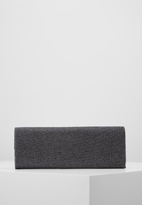 Bolso de mano rectangular en material negro texturizado con un sutil brillo. Presenta líneas limpias y un perfil delgado, adecuado para diversas ocasiones.