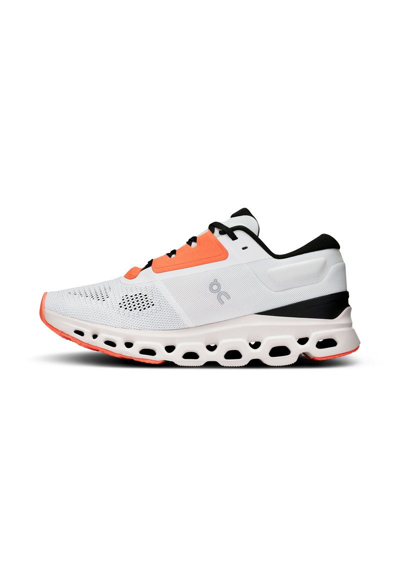 Chaussure de course pour homme avec une tige en maille blanche, des accents noirs et des détails orange. Elle est dotée d'une semelle rembourrée avec des découpes pour plus de flexibilité.
