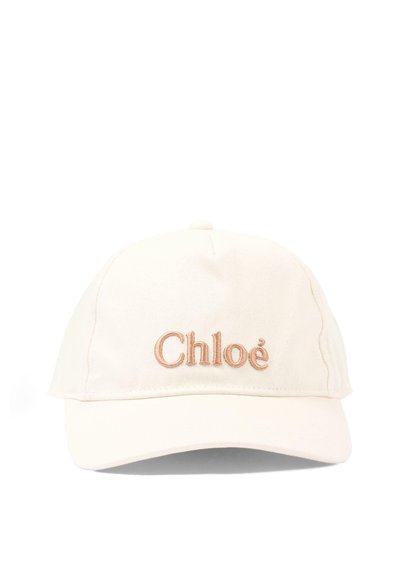 Cappellino da baseball beige con visiera curva, ricamato con la scritta "Chloé" in filo marrone chiaro al centro anteriore.