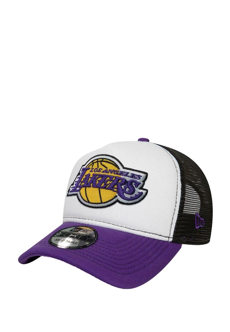 Trucker-Cap mit weißer Vorderseite, lila Schirm und schwarzem Mesh hinten. Mit gesticktem Logo der "Los Angeles Lakers" und einem Basketball-Design.
