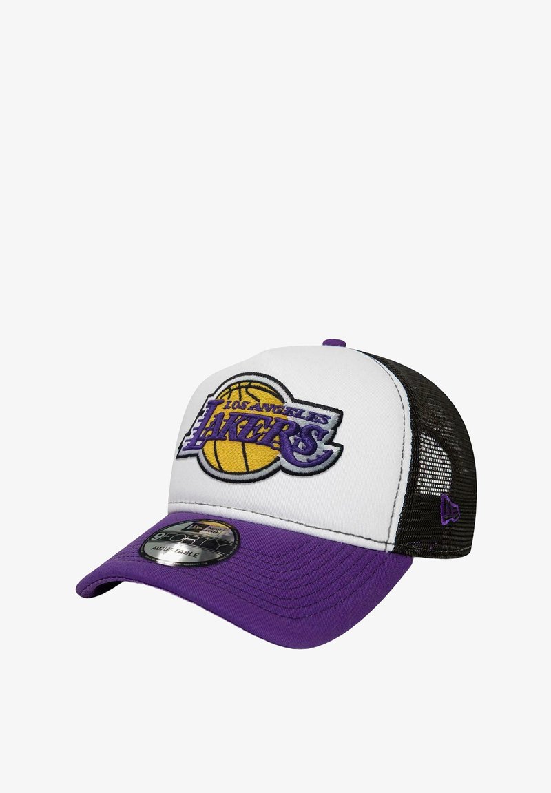Trucker-Cap mit weißer Vorderseite, lila Schirm und schwarzem Mesh hinten. Mit gesticktem Logo der "Los Angeles Lakers" und einem Basketball-Design.