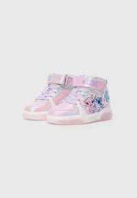 Sapatilhas altas cor-de-rosa com um acabamento brilhante, apresentando gráficos de personagens e um design floral, fixadas com uma fita de Velcro e atacadores.