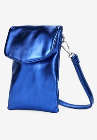 Bolso cruzado metálico azul con tapa plegable, textura suave, correa delgada y herrajes plateados. Diseño compacto adecuado para lo esencial.