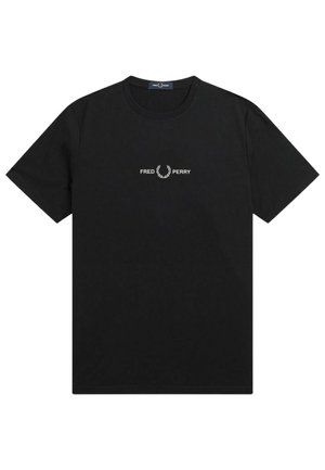 T-shirt nera in cotone con collo a giro e maniche corte. La parte anteriore presenta la scritta "FRED PERRY" e il logo alloro ricamati in bianco.