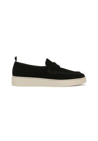 Mustad sametist slip-on kingad ümarate varvastega, lamedate valgete tallade ja minimaalsete õmblusdetailidega. Omab väikest kandetabistrappi, et hõlbustada jalga panemist.