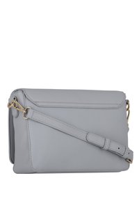 Borsa a tracolla in pelle grigia con chiusura a pattina, tracolla regolabile e accessori in metallo dorato. Texture liscia con design minimalista.