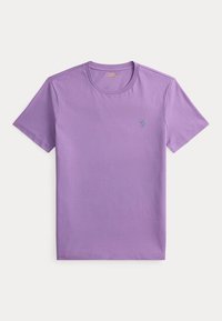 Μωβ κοντομάνικο T-shirt με στρογγυλή λαιμόκοψη και μικρό μπλε κεντημένο λογότυπο στο αριστερό στήθος.