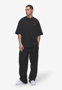 Pegador LEONO LOOSE - Treniņtērpa apakšdaļas - washed black virtual pink gum