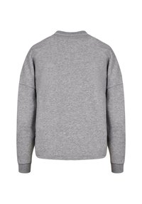 Grijze sweatshirt met een ronde hals, drop shoulders en geribbelde manchetten. Zachte stof met een gladde textuur; geen patronen of accenten zichtbaar.