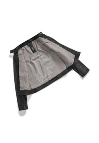 Giubbotto di pelle nera con un interno in satin grigio, caratterizzato da un design a foglia. Include un'etichetta all'interno e bottoni a pressione al collo.