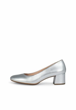 Zapato de tacón bajo plateado con punta redondeada y textura de cuero suave, mostrado en perfil lateral sobre fondo blanco.