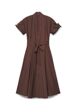 Robe midi marron avec manches mi-longues, boutonnage sur le devant, ceinture à la taille et légère évasée à l'ourlet, posée à plat sur un fond blanc.