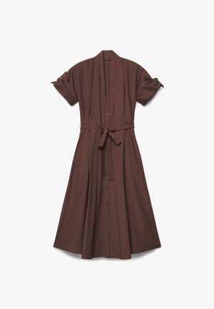 Braunes Midi-Kleid mit halblangen Ärmeln, durchgehendem Knopfverschluss, Taillengürtel und leicht ausgestelltem Saum, auf einem weißen Hintergrund flach ausgelegt.