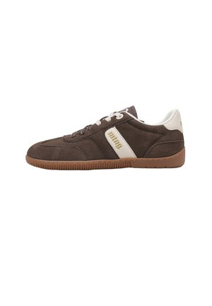 Zapatilla deportiva de ante marrón con franja lateral blanca y talón trasero, suela de goma marrón y cordones blancos, mostrada desde el lado exterior.