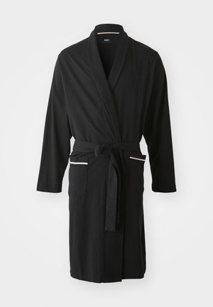 Črna kopalna plašča iz mehkega materiala, z ovitkom, dolgimi rokavi, zavezanem pasu ter dvema sprednjima žepoma s kontrastnim obrobjem.