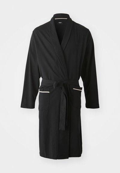 Peignoir noir en tissu doux, doté d'un design enroulé, de manches longues, d'une taille ceinturée et de deux poches avant avec des bordures contrastantes.