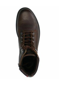 Bruine leren enkelboot met ronde neus, metalen veterogen en bruine veters. Gestikte details en een textuurpatroon op de bovenkant.