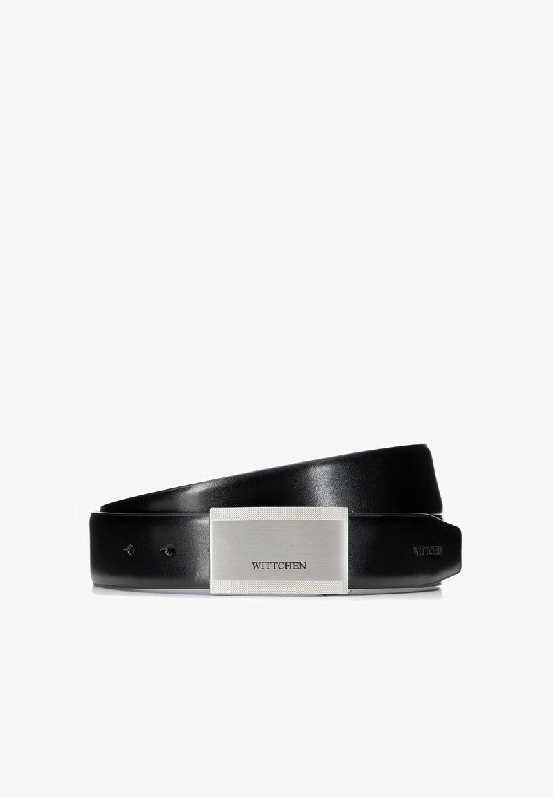 Cinturón de cuero negro con hebilla rectangular de metal plateado con logotipo grabado. Textura suave y diseño clásico.