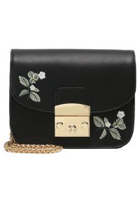 Černá kožená kabelka se zlatým zapínáním a řetízkem, zdobená vyšívanými bílými květinami a zelenými listy na předním klopě.