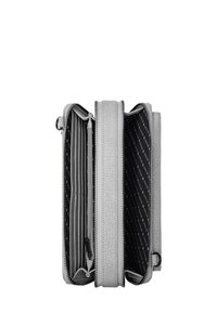 Šedá kožená peněženka s dvojitými zipovými oddíly, vnitřními sloty na karty a centrální zipovou kapsou na mince.