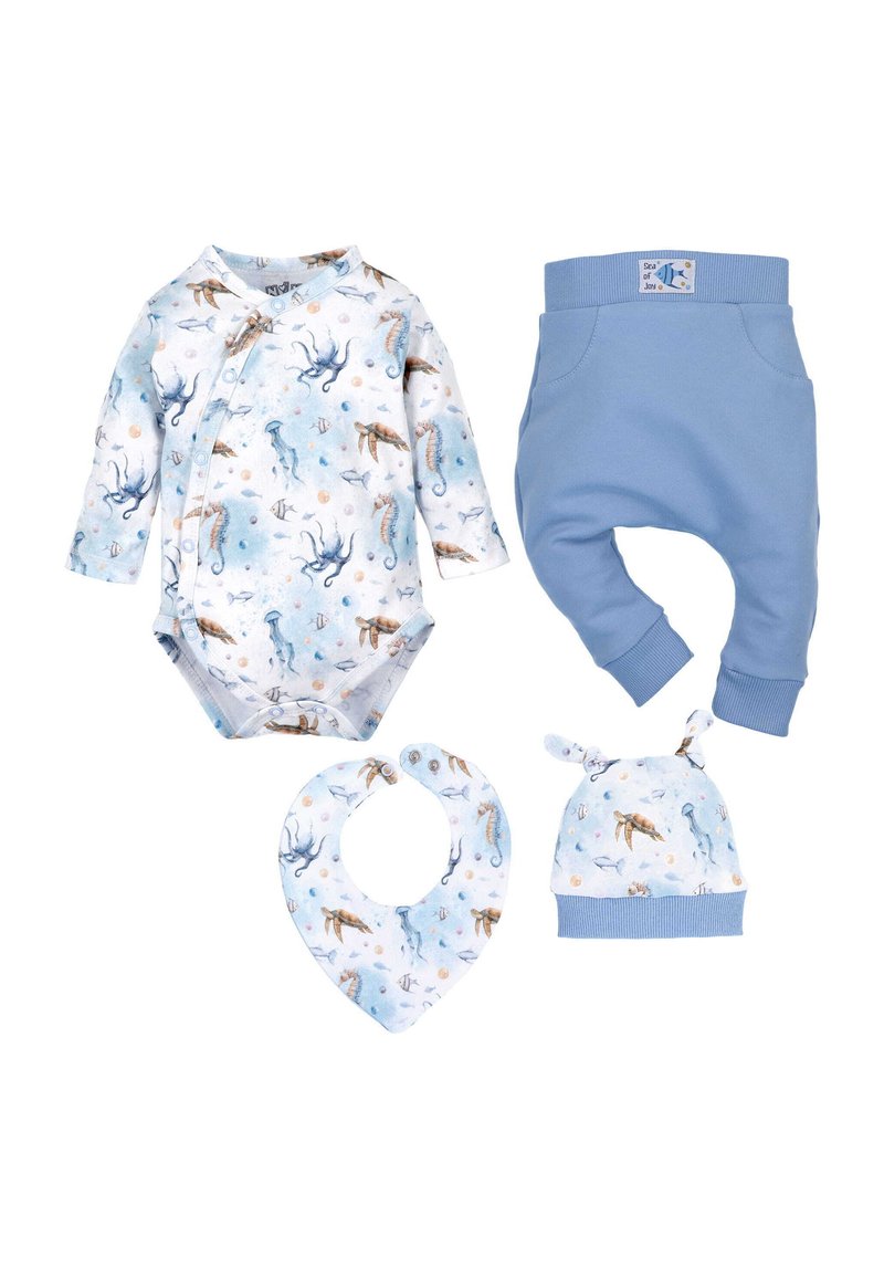Romper met lange mouwen, slabbetje en muts met een print van zee dieren, gecombineerd met effen lichtblauwe broek voor een baby.
