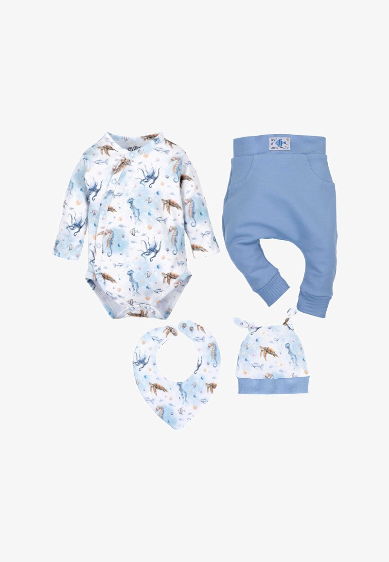 Romper met lange mouwen, slabbetje en muts met een print van zee dieren, gecombineerd met effen lichtblauwe broek voor een baby.