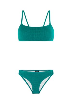 Turkoois getextureerd tweedelig badpak met een top met vierkante halslijn en dunne bandjes, gecombineerd met bijpassende bikinibroekjes met matige bedekking.