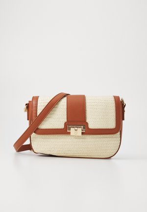 Piccola borsa a tracolla rettangolare beige intrecciata con rifiniture in pelle marrone, tracolla e chiusura con moschettone color oro.