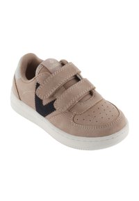 Baskets en suède beige avec des bandes velcro, bout rond, dessus perforé, logo navy contrastant et semelle en caoutchouc blanche.