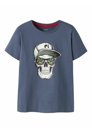 Blå t-shirt med korte ærmer med grafik af en kranium iført en baseballkasket og farverige solbriller med et mønster af chili peber.