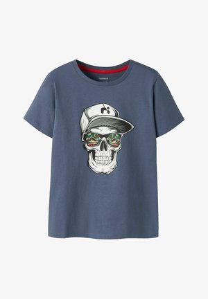Niebieski t-shirt z krótkim rękawem z grafiką czaszki w czapce baseballowej i kolorowych okularach przeciwsłonecznych z motywem chili.