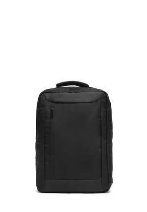 Schwarzer Rucksack mit einem eleganten Design, aus strapazierfähigem Stoff gefertigt. Verfügt über einen oberen Griff, Reißverschlussfächer und eine strukturierte Frontplatte.