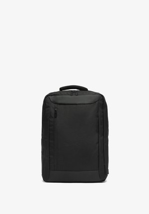 Mochila negra con un diseño elegante, hecha de un tejido duradero. Cuenta con un asa superior, compartimentos con cremallera y un panel frontal texturizado.