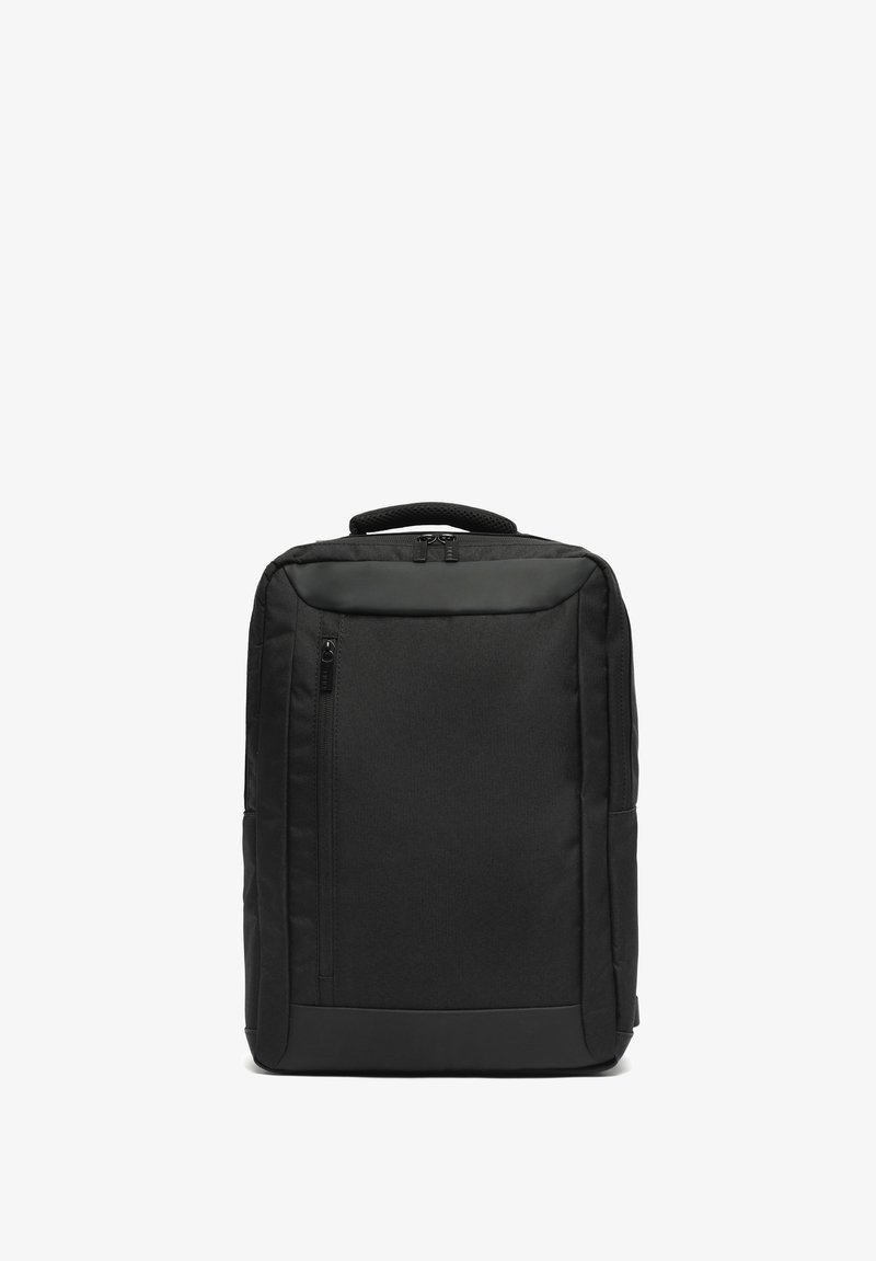 Zaino nero con un design elegante, realizzato in tessuto resistente. Presenta una maniglia superiore, scomparti con zip e un pannello frontale testurizzato.