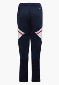 Pantalones deportivos de color navy con un acabado texturizado, que presentan acentos diagonales en blanco y rosa en los laterales y una cintura elástica.
