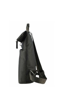 Sac à épaule en tissu gris avec une forme rectangulaire, fermeture à glissière, une bandoulière ajustable avec un accent à motifs, et un design élégant.