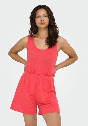 Jumpsuit en corail avec un col rond, une taille élastique et des shorts à coupe ample. Fabriqué en tissu doux et léger avec une finition текстurée subtile.