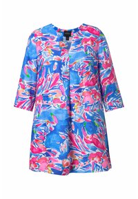 Tunique colorée pour femmes avec manches trois quarts, présentant un motif floral abstrait en bleu, rose et vert, à coupe ample.