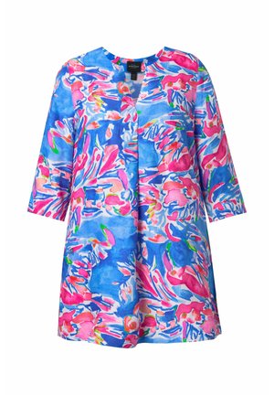 Farverig kvindetunica med trekvartærmel, med et abstrakt blomsterprint i blå, pink og grøn på en løs pasform.