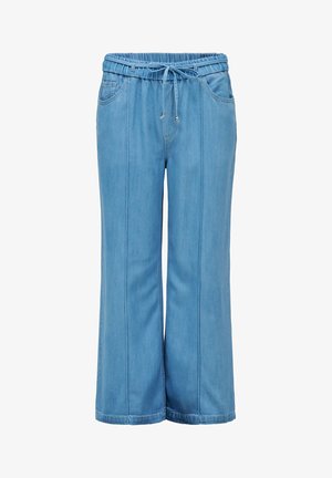 Pantalon en jean bleu clair à jambes larges avec taille élastique, lien à nouer, poches avant et arrière, et coutures verticales détaillées.