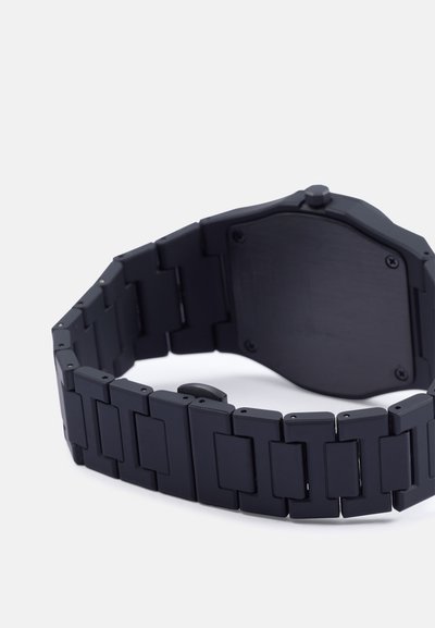 Crni metalni sat s pravokutnim kućištem i narukvicom od karika. Ima mat finiš i kutne karike, s jednostavnim, minimalističkim dizajnom.