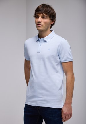 Lyseblå polo shirt lavet af åndbart bomuld, med klassisk krave og tre-knaps lukning, samt et lille logo på venstre bryst.