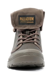 Graue Canvas-Ankle-Boots mit umklappbarem Schaft, dicken braunen Schnürsenkeln, Gummisohle und gepolstertem Kragen. Mit einem markierten Zungenetikett.