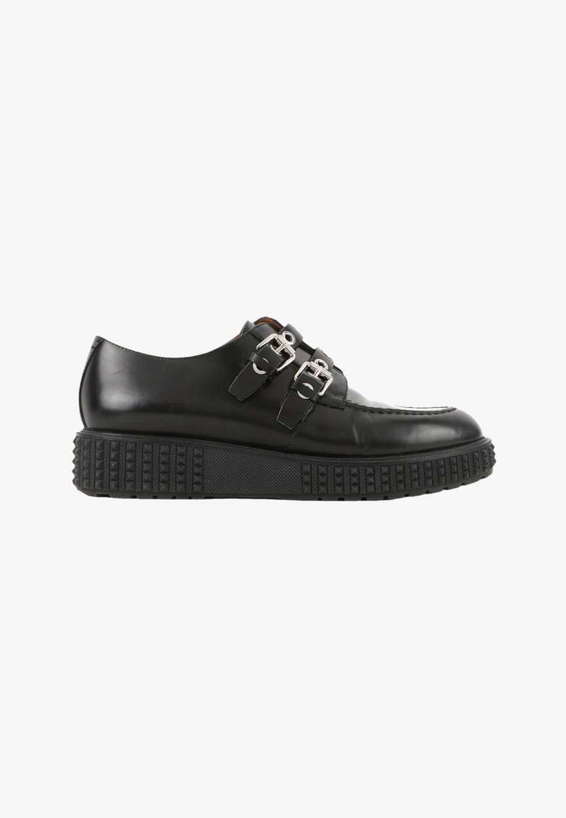 Chaussure en cuir noir avec doubles boucles argentées et semelle épaisse texturée, montrée de côté sur fond blanc.