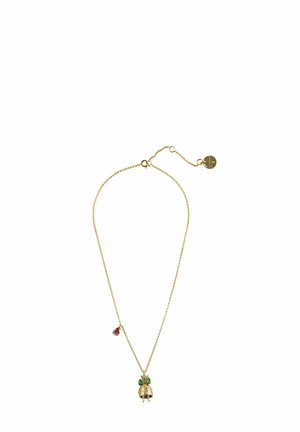 Collier doré avec un pendentif décoratif en forme de cloche, rehaussé d'accents verts et roses, suspendu à une fine chaîne avec un fermoir.