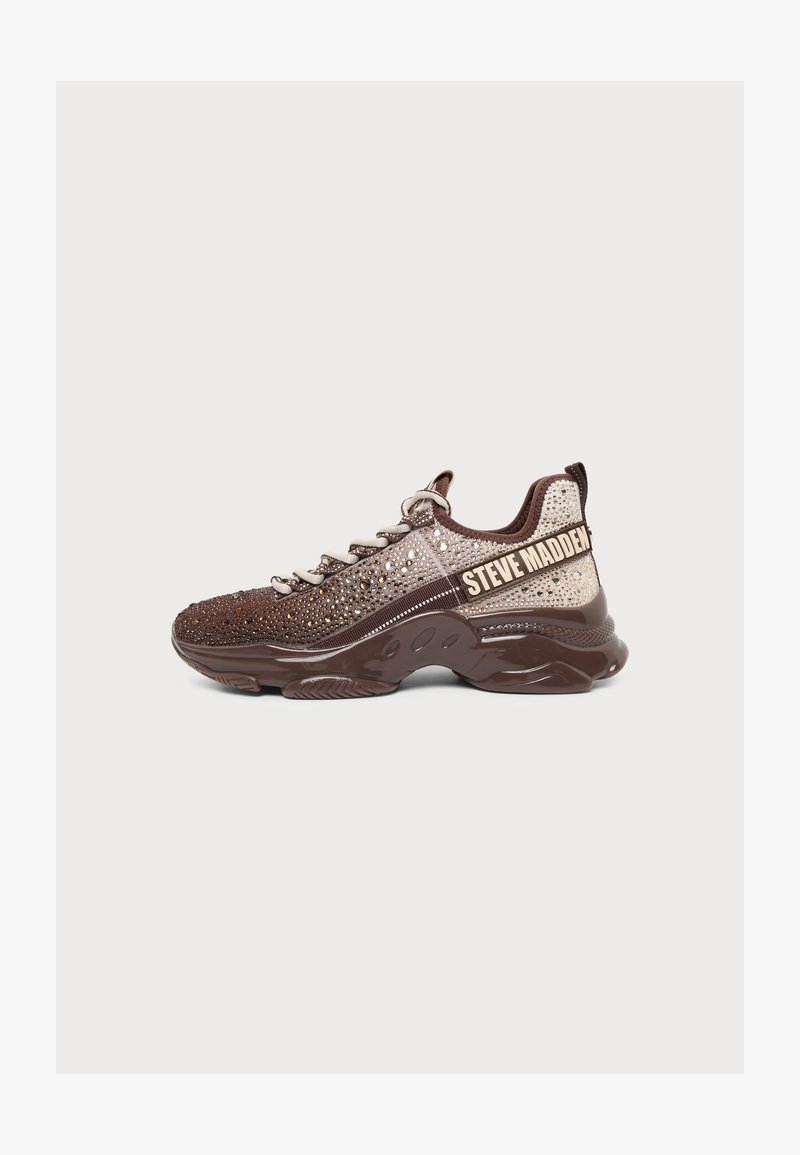 Baskets Steve Madden marron et beige avec ornements en cristal et semelle épaisse, vues de profil sur un fond clair.