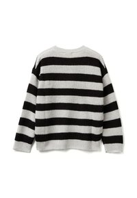 Svetr s černými a šedými pruhy, pletená textura, kulatý výstřih, dlouhé rukávy, volný střih, žebrované manžety a lem, s kontrastními horizontálními pruhy.