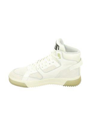 Hochschnittige Sneaker aus weißem Leder mit Mesh-Einsätzen, ausgestattet mit einer Gummisohle, Schnürung vorne und einem schwarzen Akzent-Tag am Knöchel.