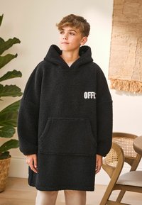 Czarna, oversize bluza z kapturem z materiału fleece, z kieszenią kangurką i logo "OFF". Posiada przestronny kaptur oraz długie rękawy.