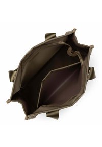 Grand sac fourre-tout marron avec une texture lisse et mate, comportant des poches intérieures et des poignées supérieures doubles pour un transport facile.